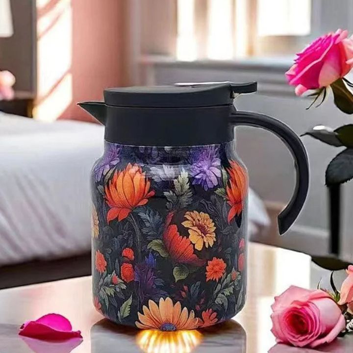 Vintage-Thermoskanne mit Teesieb im floralen Design