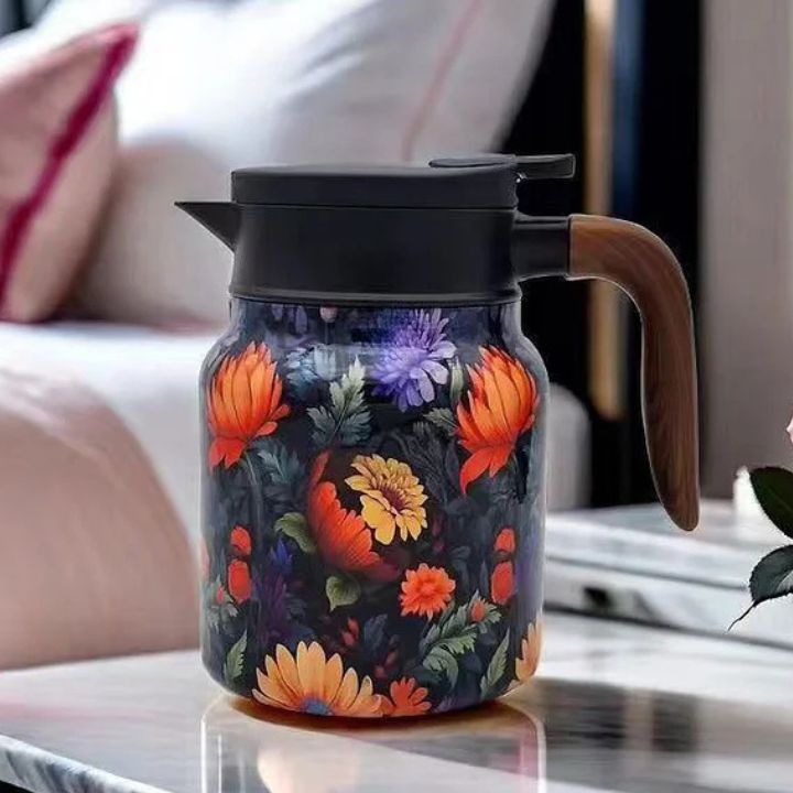 Vintage-Thermoskanne mit Teesieb im floralen Design