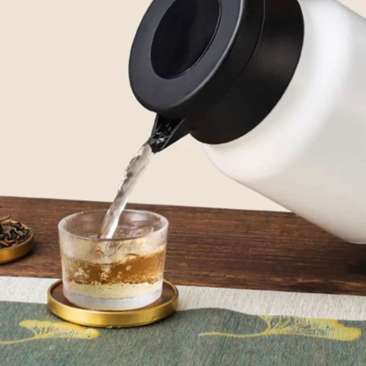 Vintage-Thermoskanne mit Teesieb im floralen Design