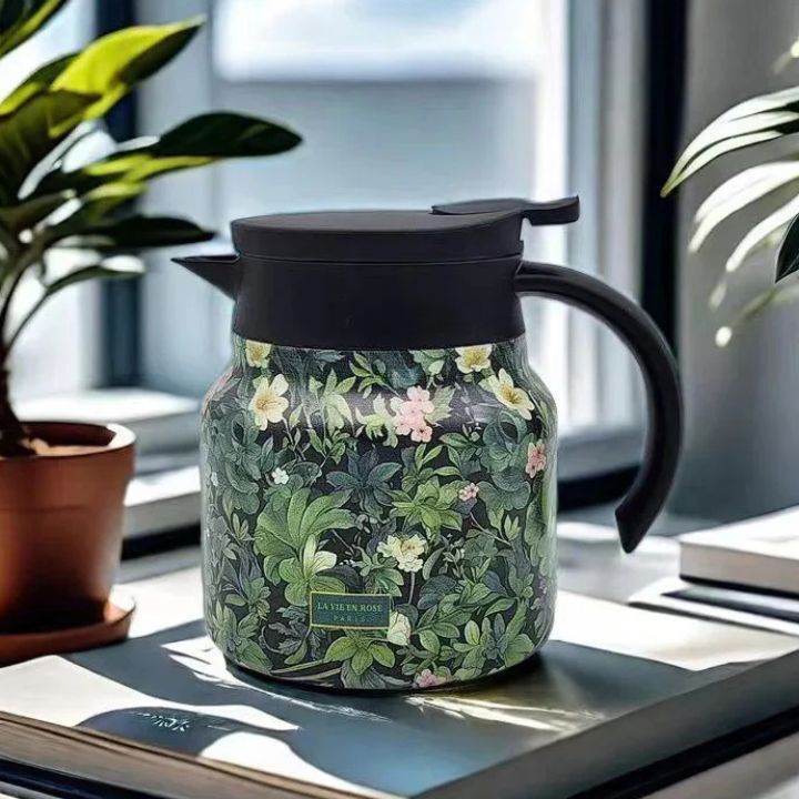 Vintage-Thermoskanne mit Teesieb im floralen Design