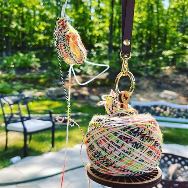 YarnMate™ - Der Begleiter am Handgelenk zum unterbrechungsfreien Stricken und Häkeln