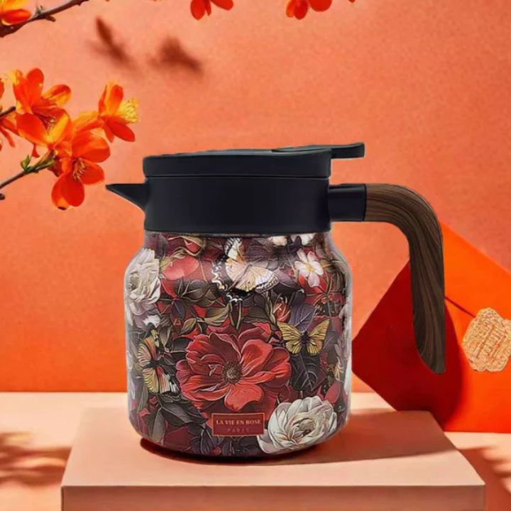 Vintage-Thermoskanne mit Teesieb im floralen Design