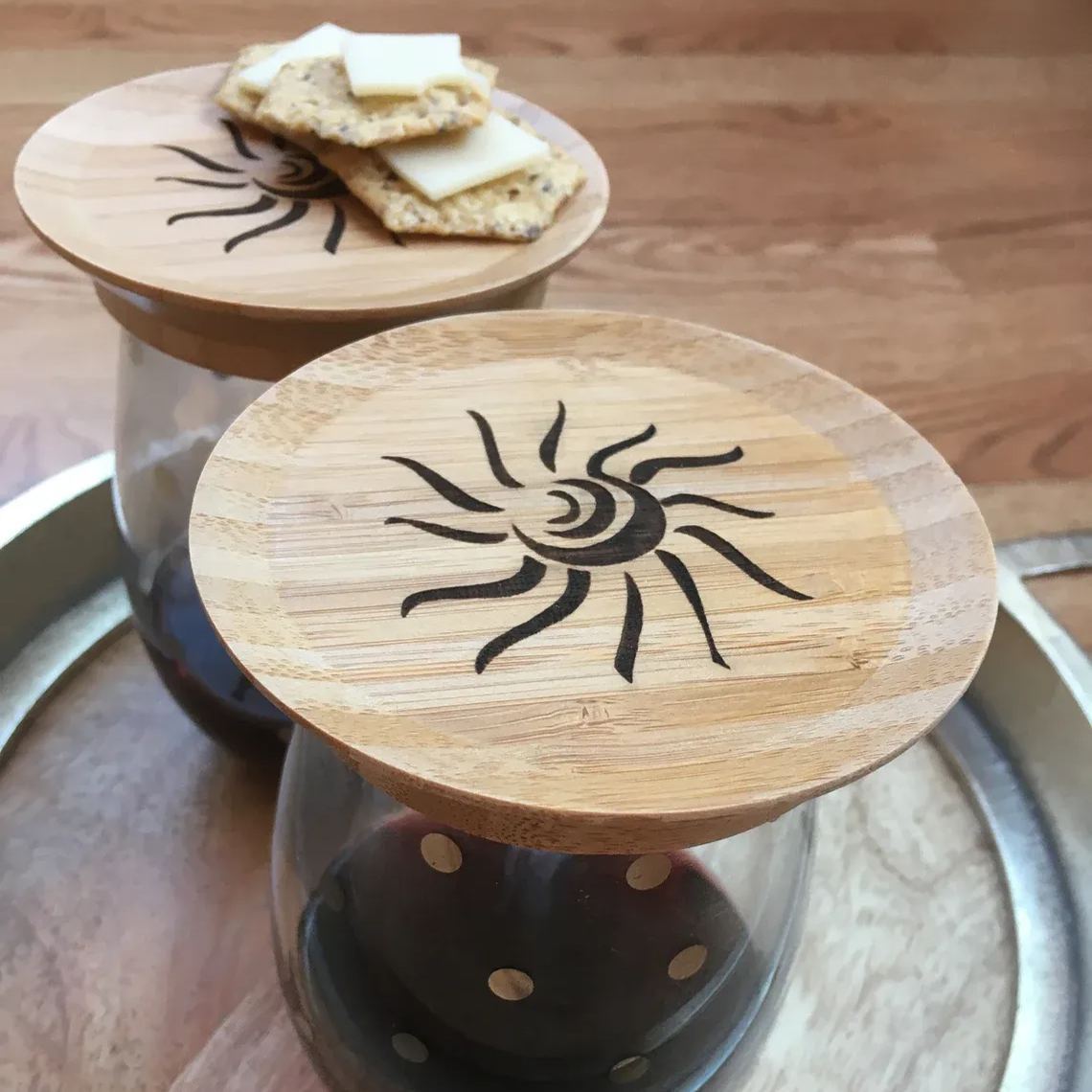 1+1 Gratis | WineTop™ Mit diesem stilvollen Weinglas-Accessoire können Sie mühelos naschen und Nippen