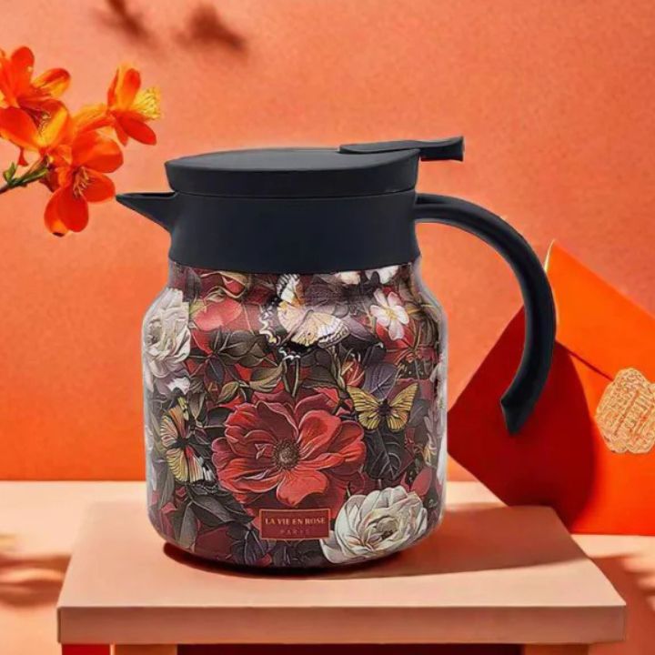 Vintage-Thermoskanne mit Teesieb im floralen Design