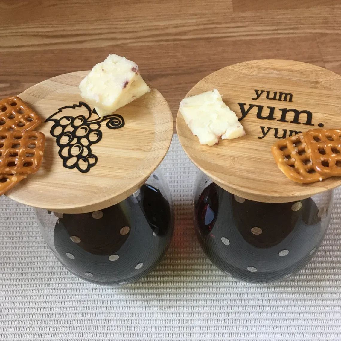 1+1 Gratis | WineTop™ Mit diesem stilvollen Weinglas-Accessoire können Sie mühelos naschen und Nippen