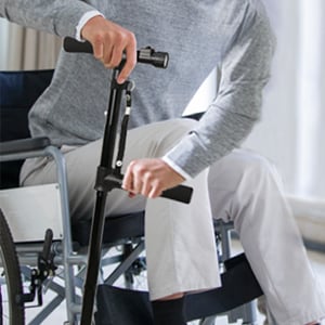 StepSure™ - Klappbarer, verstellbarer Gehstock mit LED-Licht