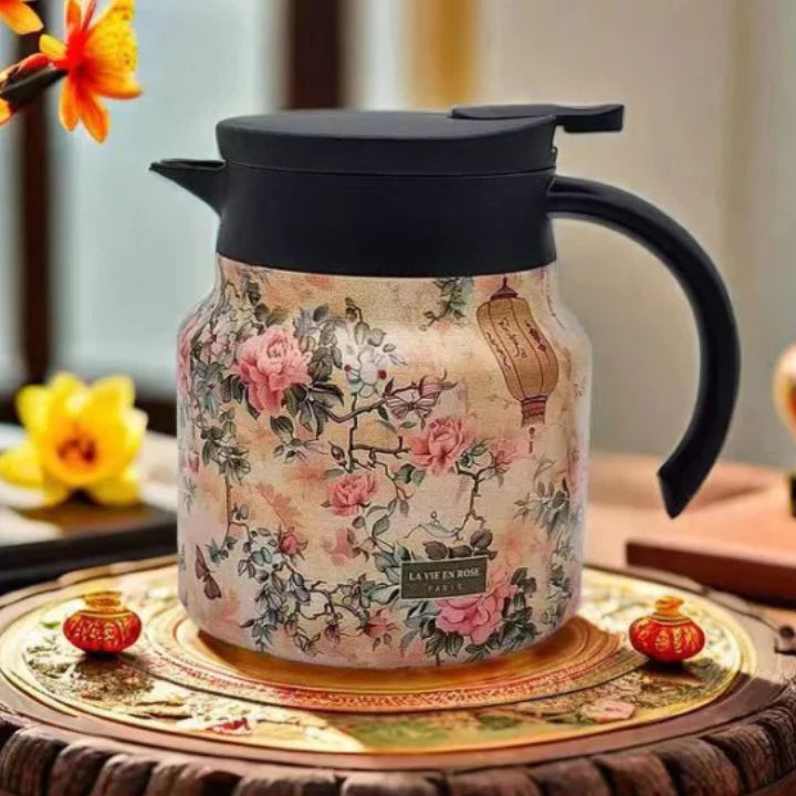 Vintage-Thermoskanne mit Teesieb im floralen Design