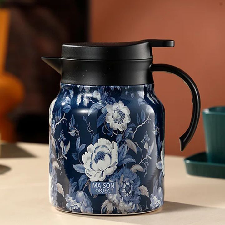 Vintage-Thermoskanne mit Teesieb im floralen Design