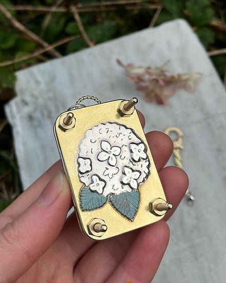 BloomCrest™ — Taschenformatige Magie zur Bewahrung der natürlichen Schönheit für immer