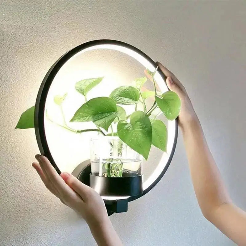GlowPlant – Wandlicht mit Stil & integriertem Pflanzgefäß
