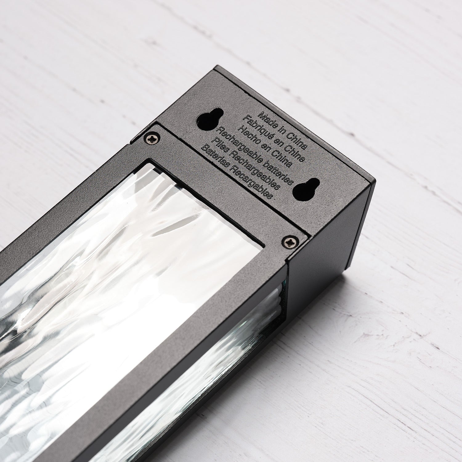 LumiGlow – Stilvolle Solarwandleuchte für deinen Sommergarten