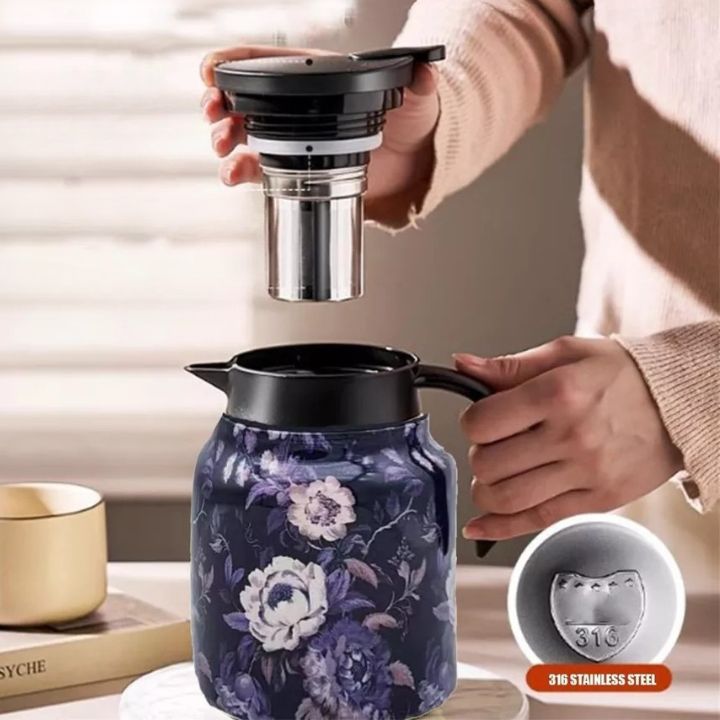 Vintage-Thermoskanne mit Teesieb im floralen Design