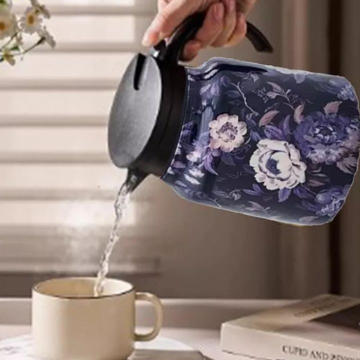 Vintage-Thermoskanne mit Teesieb im floralen Design
