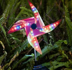 1+1 GRATIS | SpinGlow – Farbenspiel & Bewegung für deinen Garten bei Nacht