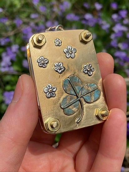 BloomCrest™ — Taschenformatige Magie zur Bewahrung der natürlichen Schönheit für immer