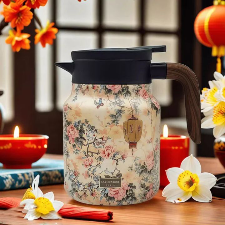 Vintage-Thermoskanne mit Teesieb im floralen Design