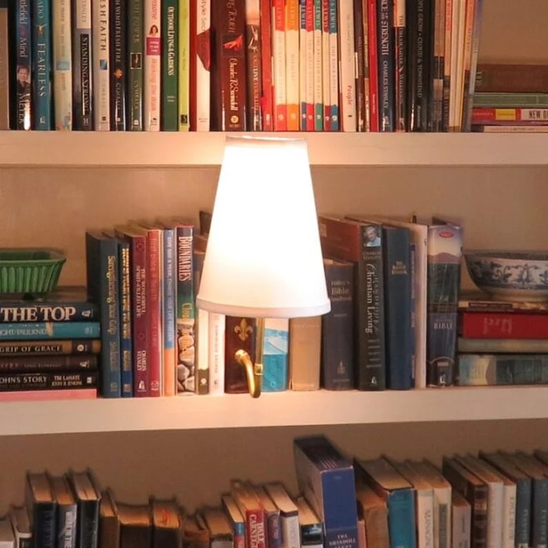 Klassische Literaturlampe – Elegante, batteriebetriebene Beleuchtung für Bücherliebhaber