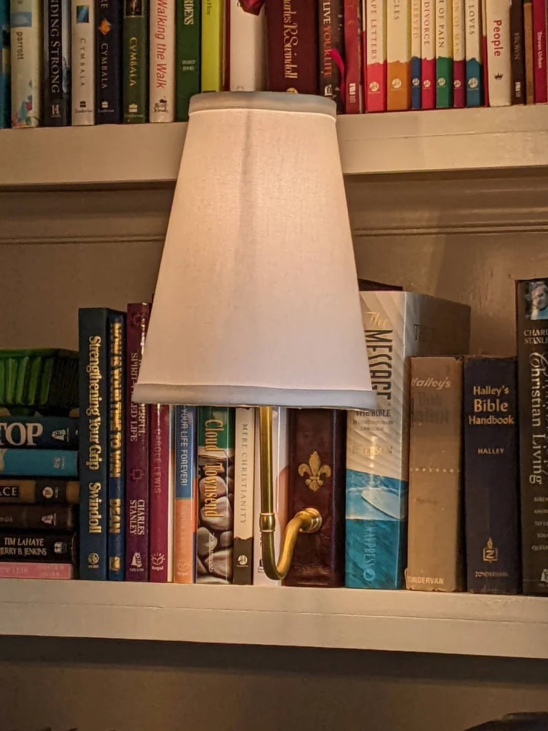 Klassische Literaturlampe – Elegante, batteriebetriebene Beleuchtung für Bücherliebhaber