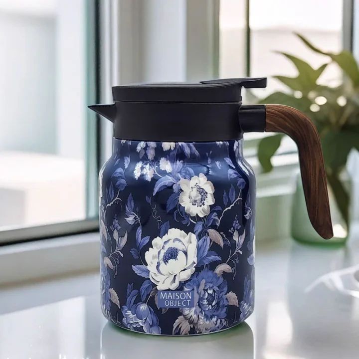 Vintage-Thermoskanne mit Teesieb im floralen Design