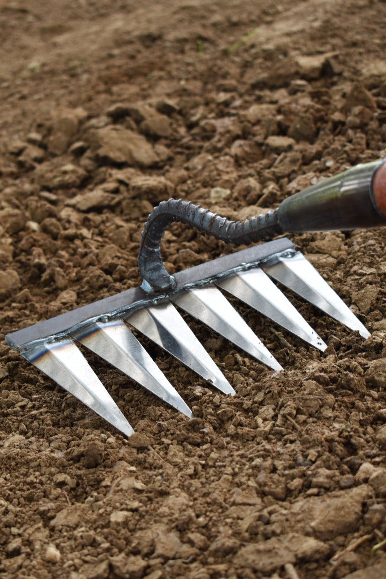 Gartenharke - Hält Ihren Garten fast von alleine sauber und schön!