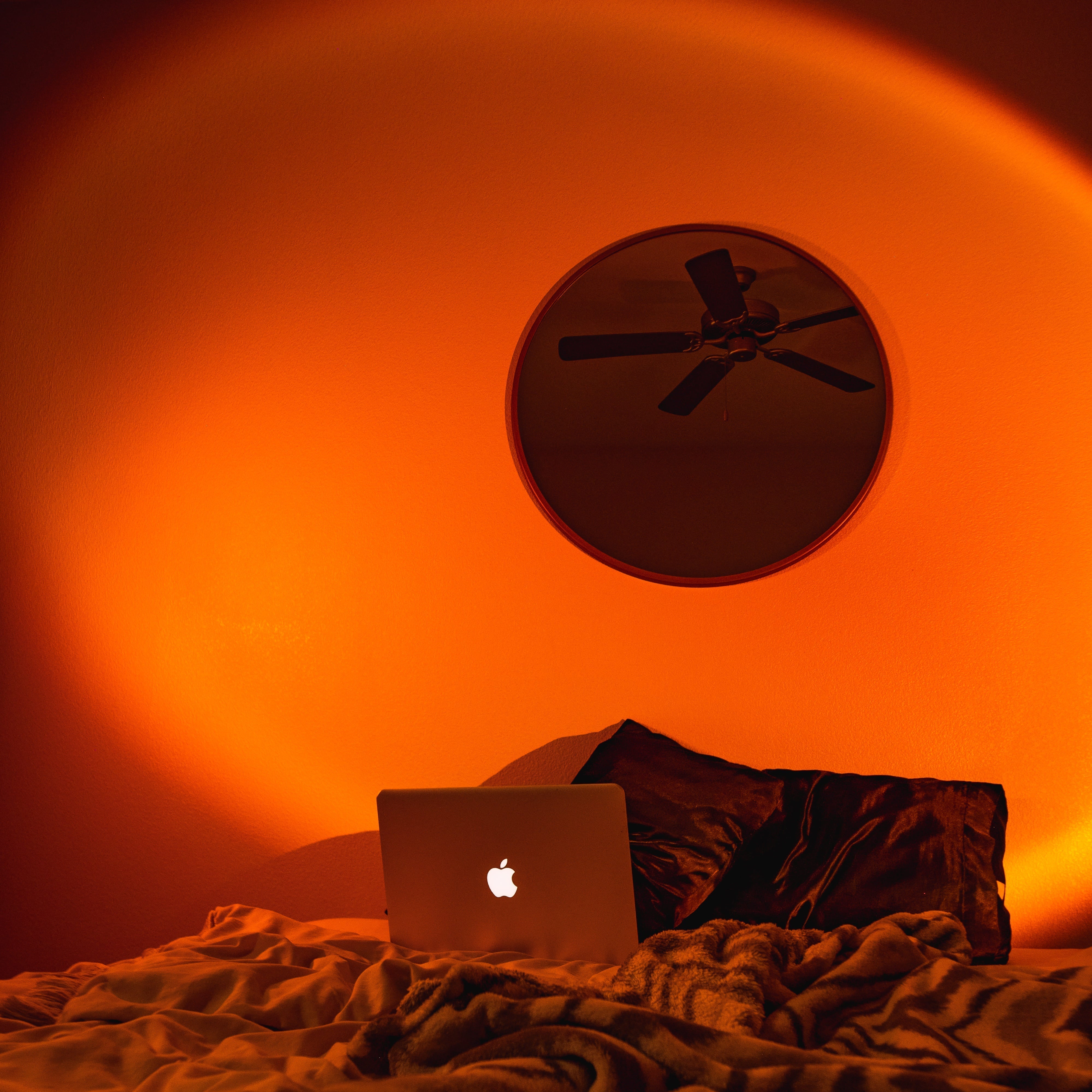 AuroraGlow™ – Intelligente Sonnenuntergangs-Projektionslampe