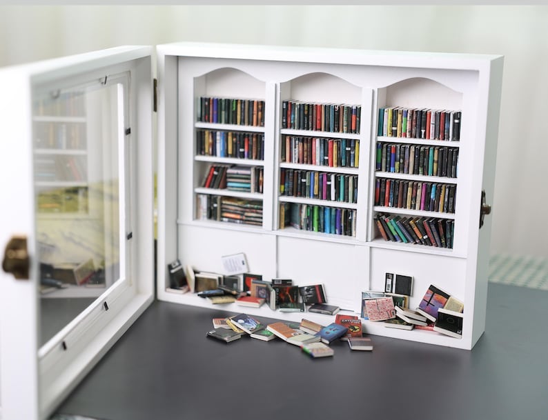 Calmify™ Miniatur-Bücherregal | Stressabbau | 200 Minibücher | Holzdesign